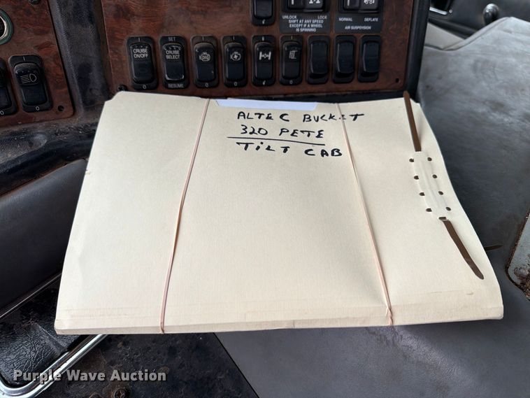 image for item EW8979 2007 Peterbilt 320 bucket truck
