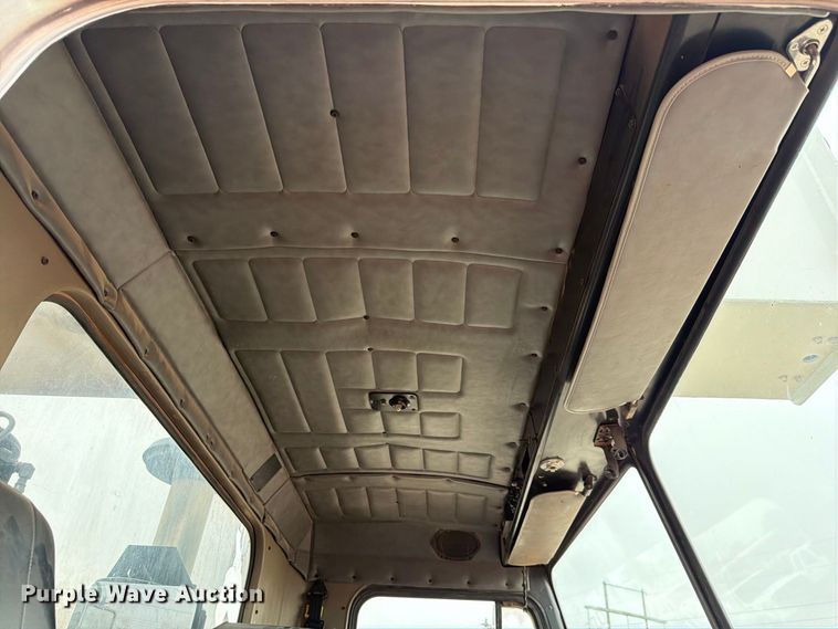 image for item EW8979 2007 Peterbilt 320 bucket truck
