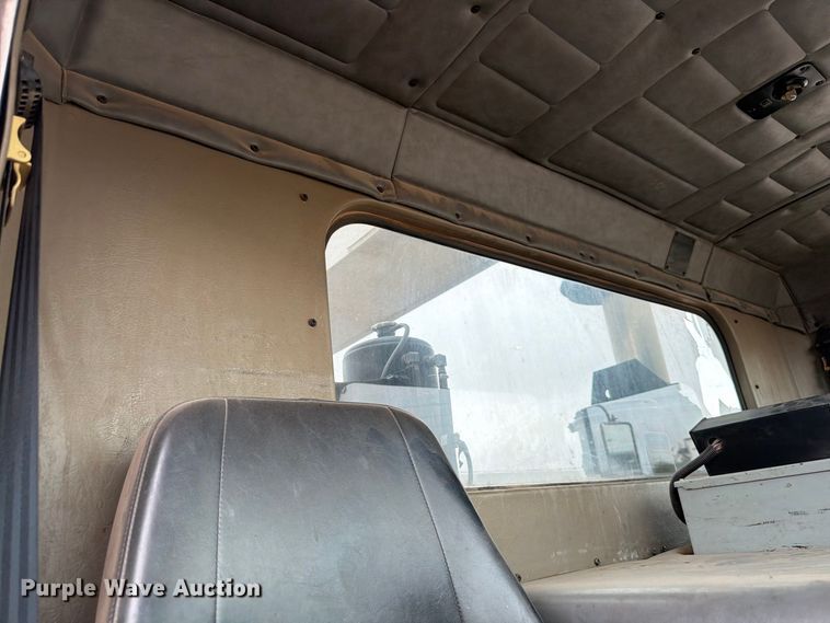 image for item EW8979 2007 Peterbilt 320 bucket truck