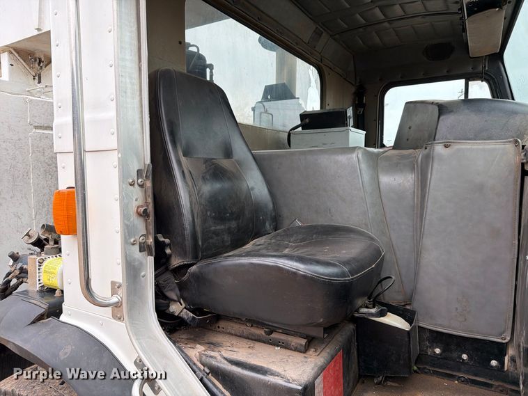 image for item EW8979 2007 Peterbilt 320 bucket truck