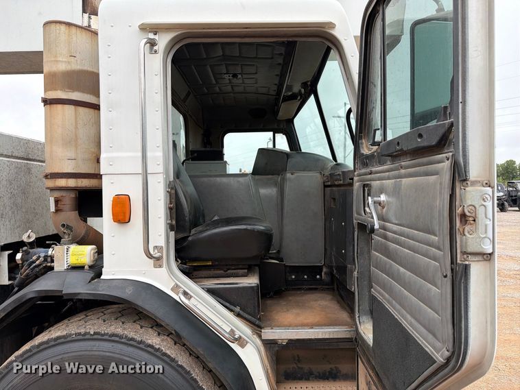 image for item EW8979 2007 Peterbilt 320 bucket truck
