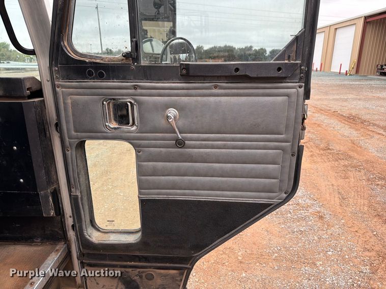 image for item EW8979 2007 Peterbilt 320 bucket truck
