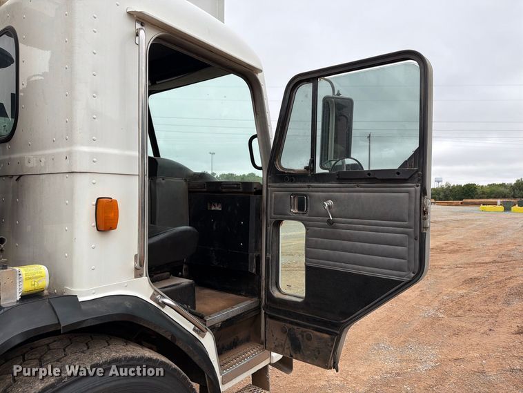 image for item EW8979 2007 Peterbilt 320 bucket truck