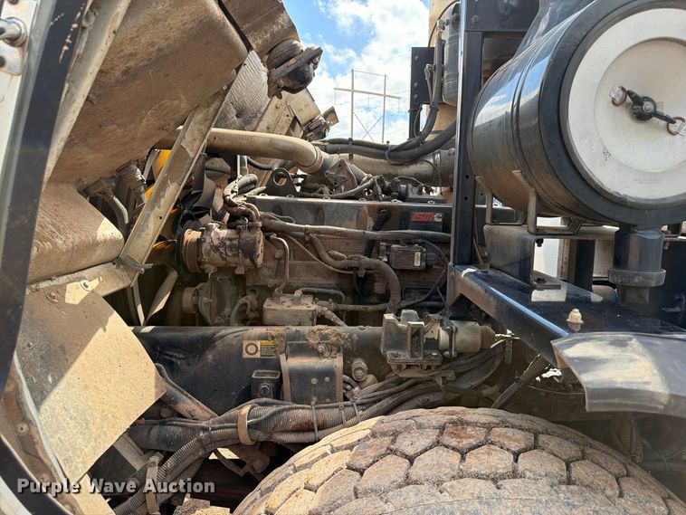 image for item EW8979 2007 Peterbilt 320 bucket truck