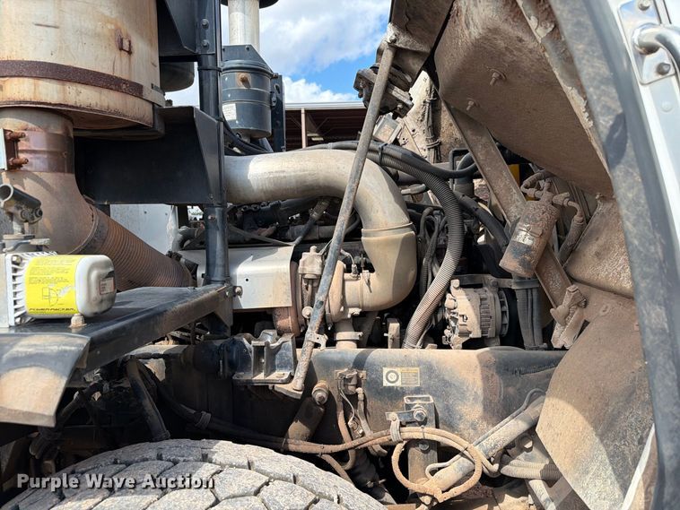 image for item EW8979 2007 Peterbilt 320 bucket truck