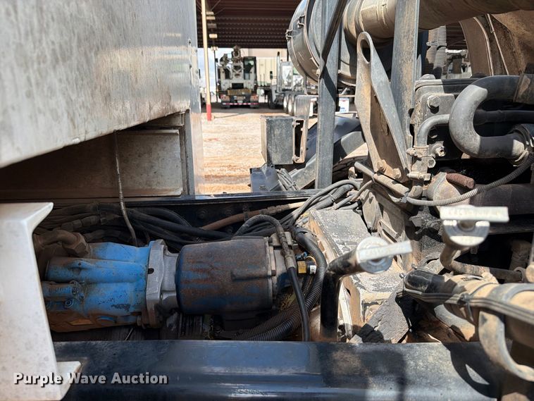 image for item EW8979 2007 Peterbilt 320 bucket truck