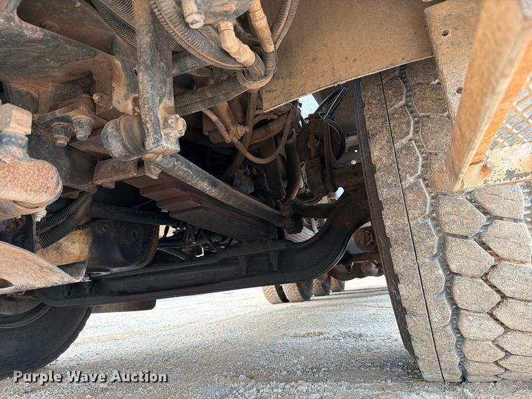image for item EW8979 2007 Peterbilt 320 bucket truck