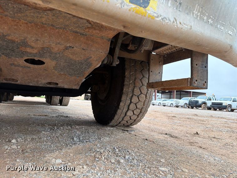 image for item EW8979 2007 Peterbilt 320 bucket truck