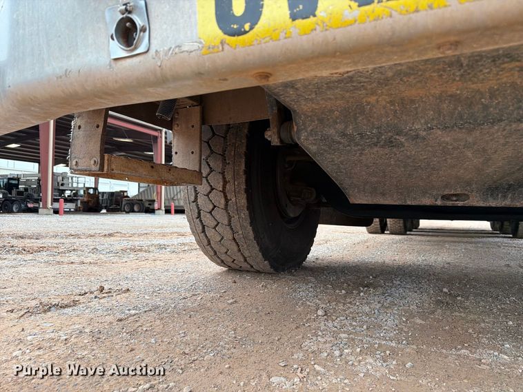 image for item EW8979 2007 Peterbilt 320 bucket truck