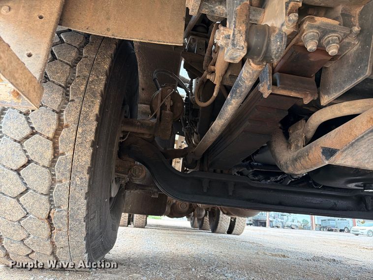 image for item EW8979 2007 Peterbilt 320 bucket truck