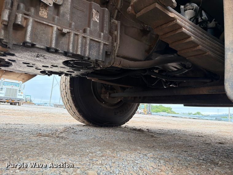 image for item EW8979 2007 Peterbilt 320 bucket truck