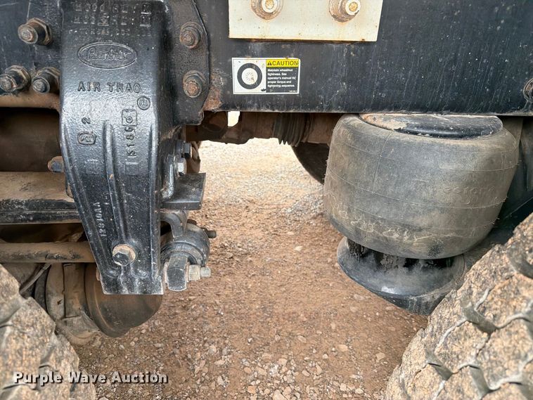 image for item EW8979 2007 Peterbilt 320 bucket truck
