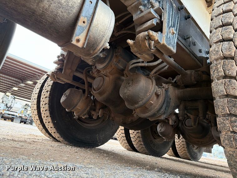 image for item EW8979 2007 Peterbilt 320 bucket truck