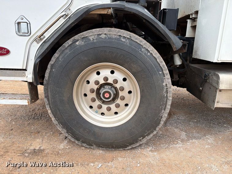 image for item EW8979 2007 Peterbilt 320 bucket truck