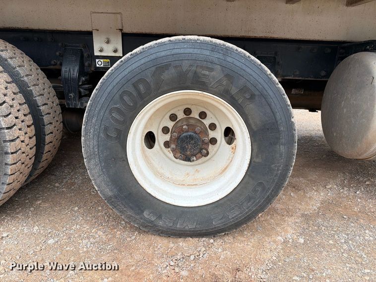 image for item EW8979 2007 Peterbilt 320 bucket truck