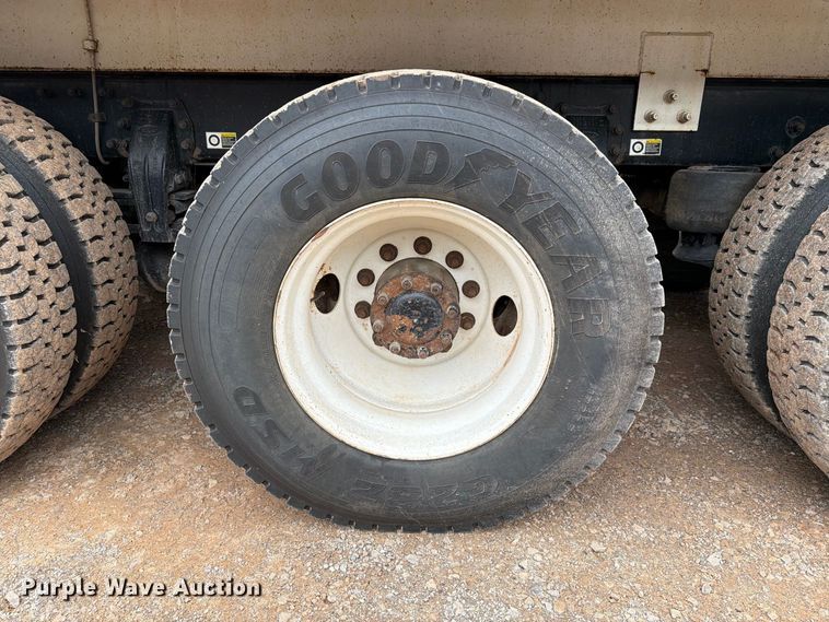 image for item EW8979 2007 Peterbilt 320 bucket truck