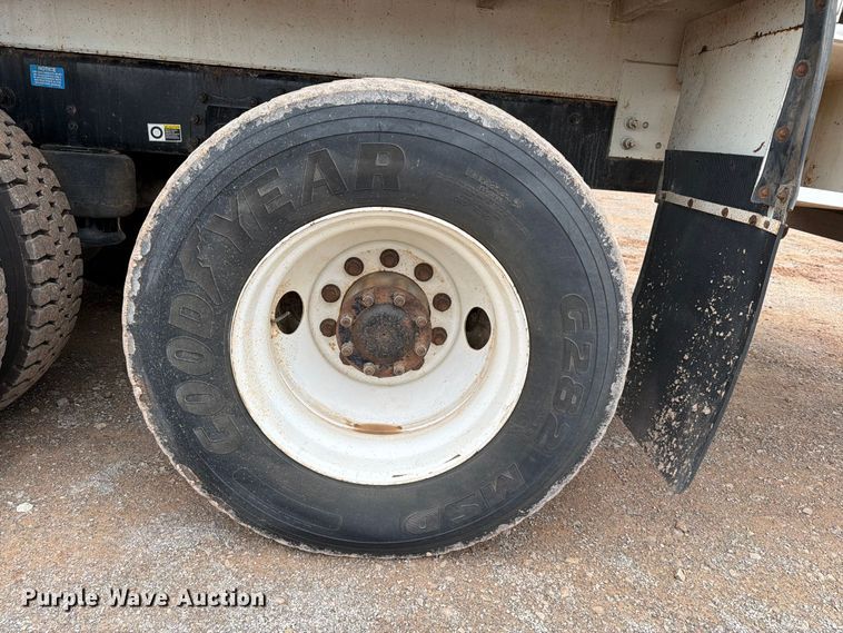 image for item EW8979 2007 Peterbilt 320 bucket truck