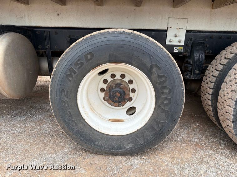 image for item EW8979 2007 Peterbilt 320 bucket truck