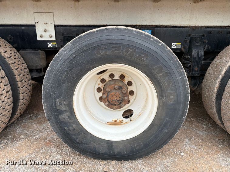 image for item EW8979 2007 Peterbilt 320 bucket truck