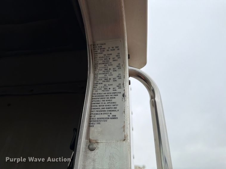 image for item EW8979 2007 Peterbilt 320 bucket truck