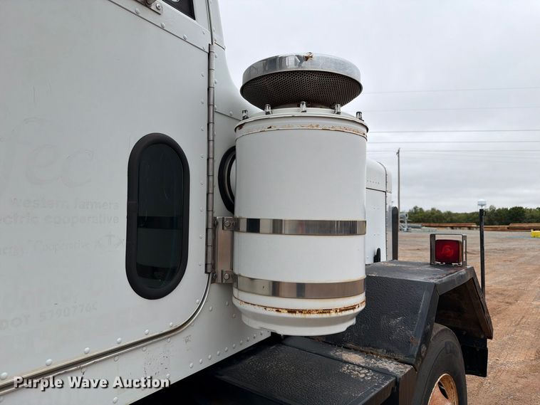 image for item EW8981 1998 Peterbilt 357 winch truck