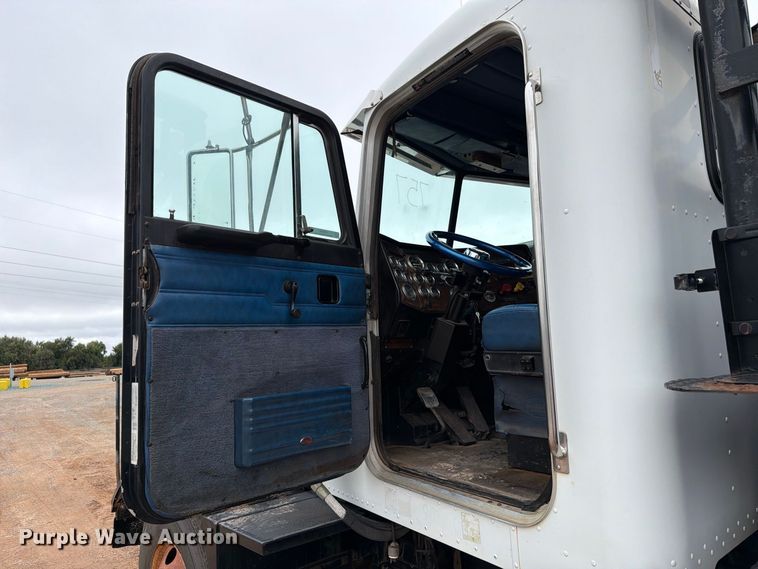 image for item EW8981 1998 Peterbilt 357 winch truck