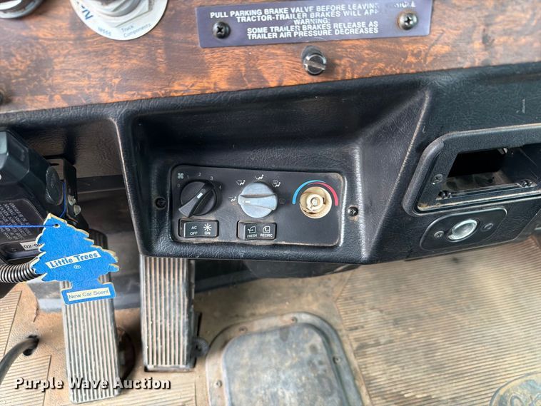 image for item EW8981 1998 Peterbilt 357 winch truck