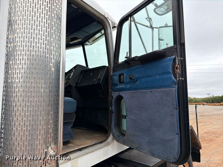 image for item EW8981 1998 Peterbilt 357 winch truck