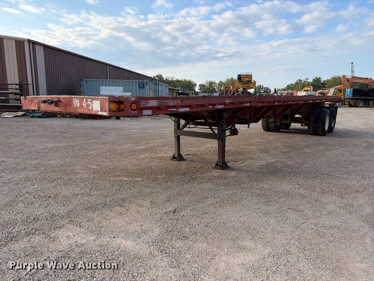1968 Fruehauf flatbed trailer