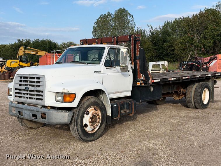 1999 Ford F800 flatbed truck