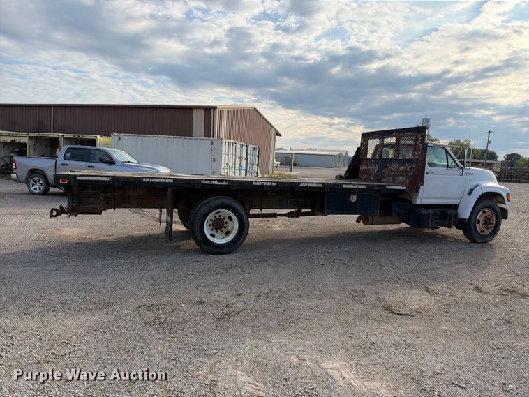 image for item EX2296 1999 Ford F800 flatbed truck