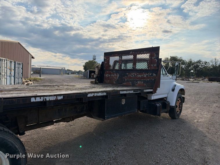 image for item EX2296 1999 Ford F800 flatbed truck