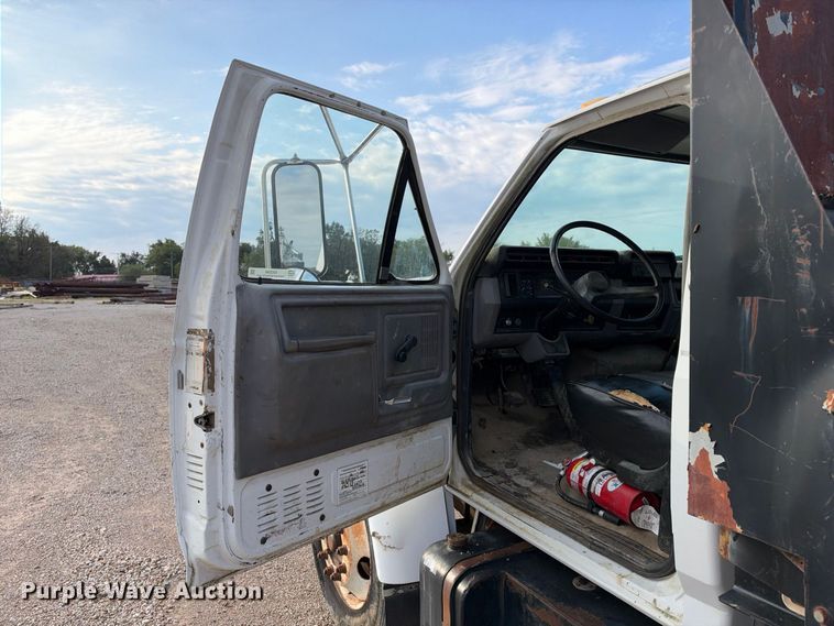image for item EX2296 1999 Ford F800 flatbed truck