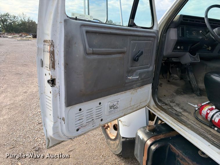 image for item EX2296 1999 Ford F800 flatbed truck