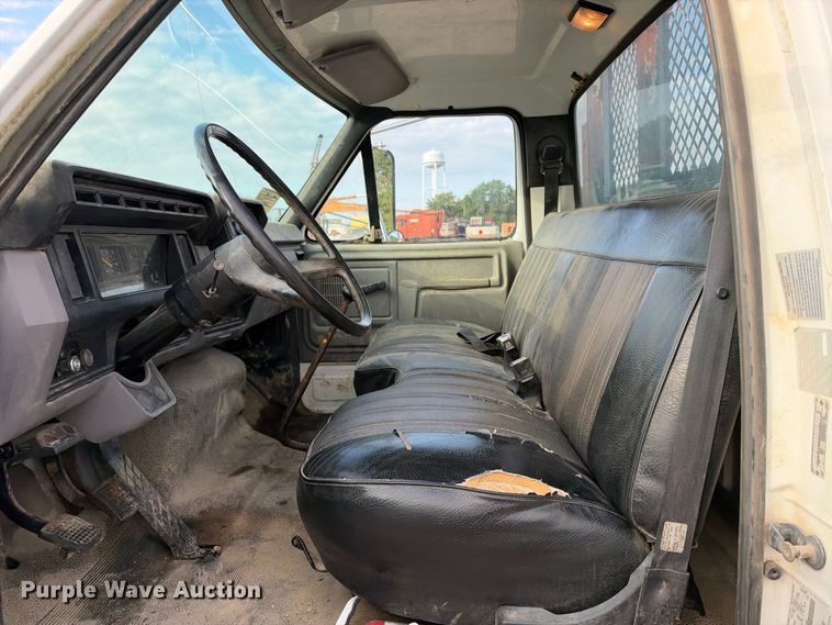image for item EX2296 1999 Ford F800 flatbed truck