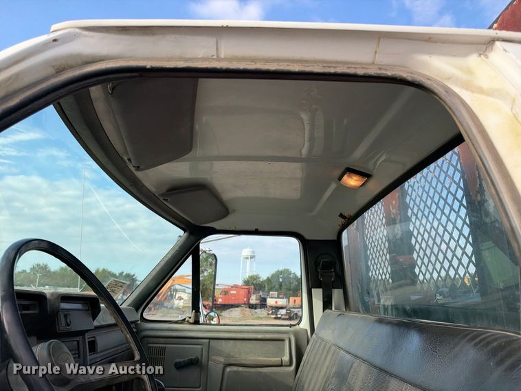 image for item EX2296 1999 Ford F800 flatbed truck