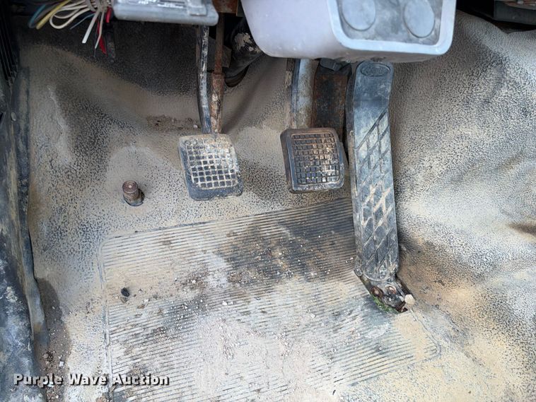 image for item EX2296 1999 Ford F800 flatbed truck