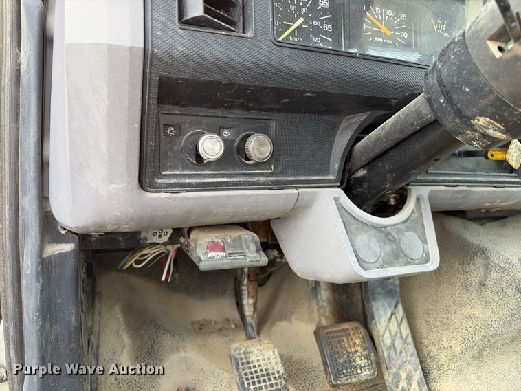 image for item EX2296 1999 Ford F800 flatbed truck