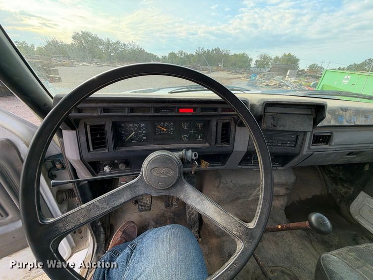 image for item EX2296 1999 Ford F800 flatbed truck