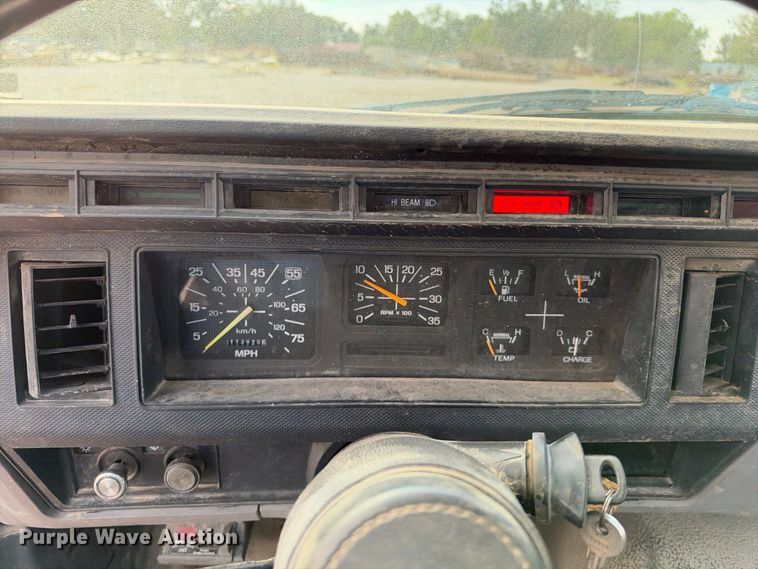 image for item EX2296 1999 Ford F800 flatbed truck