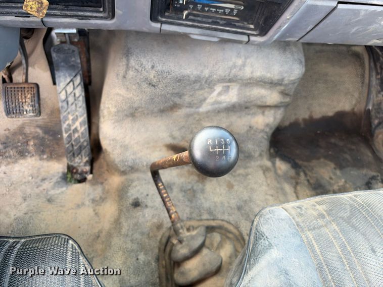 image for item EX2296 1999 Ford F800 flatbed truck
