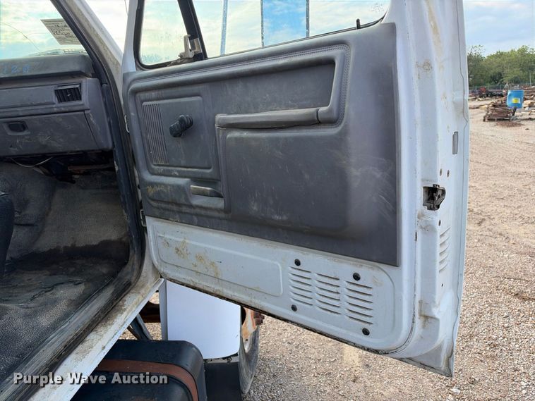 image for item EX2296 1999 Ford F800 flatbed truck