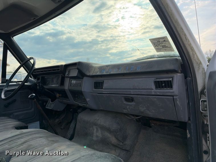 image for item EX2296 1999 Ford F800 flatbed truck