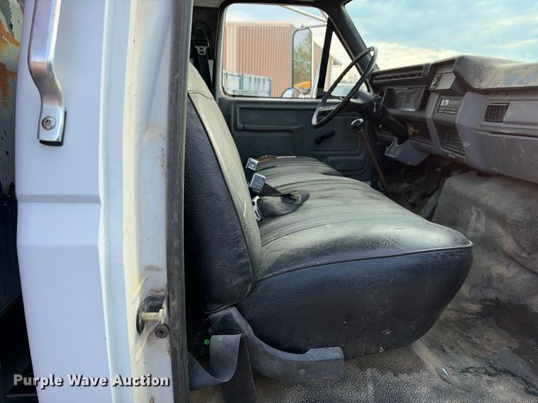 image for item EX2296 1999 Ford F800 flatbed truck