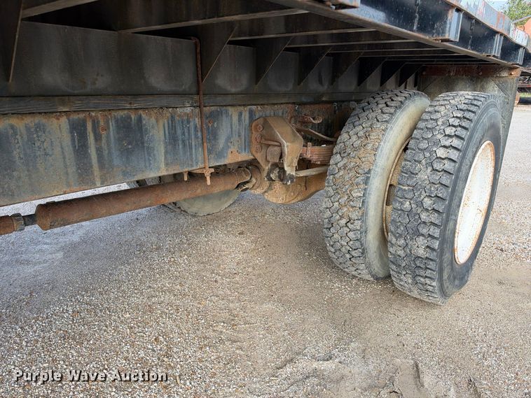 image for item EX2296 1999 Ford F800 flatbed truck
