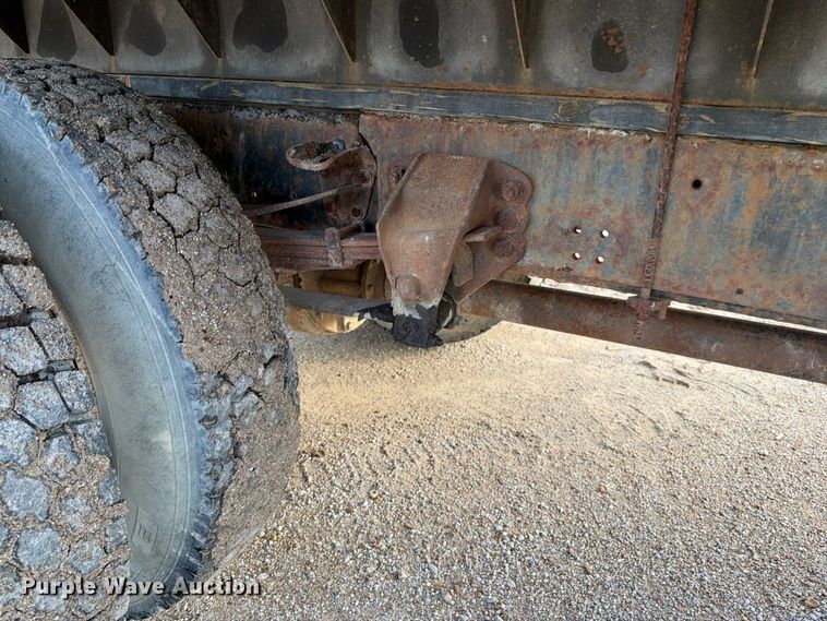 image for item EX2296 1999 Ford F800 flatbed truck