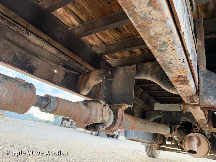 image for item EX2296 1999 Ford F800 flatbed truck
