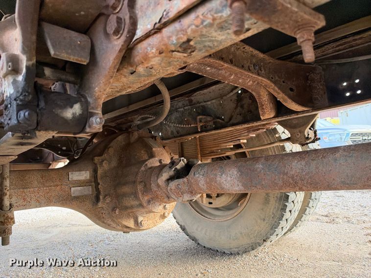 image for item EX2296 1999 Ford F800 flatbed truck