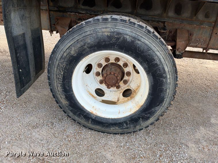 image for item EX2296 1999 Ford F800 flatbed truck