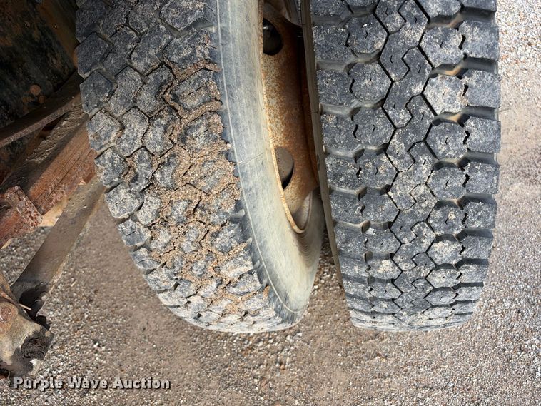 image for item EX2296 1999 Ford F800 flatbed truck